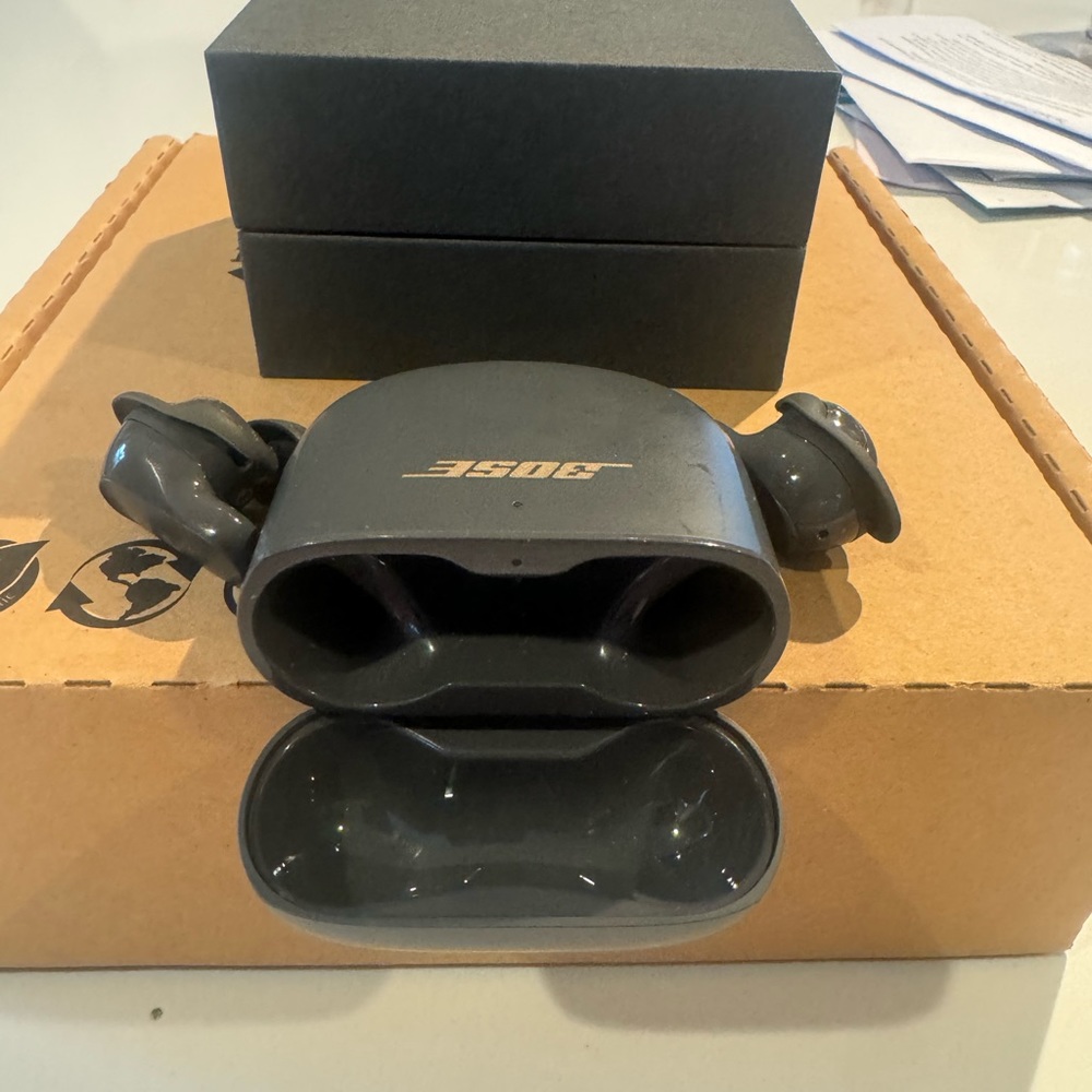BOSE Quite Comfort II Earbuds - Picture 2 of 3